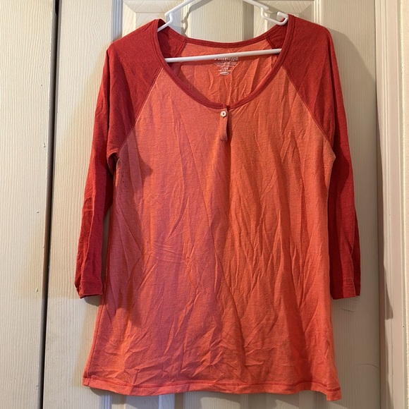 Old Navy Baseball Tee in Orange and Red. - Picture 6 of 7